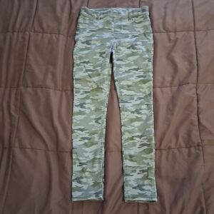 Camoflage Stretch Waistband Skinny Jeans.  Size Large.